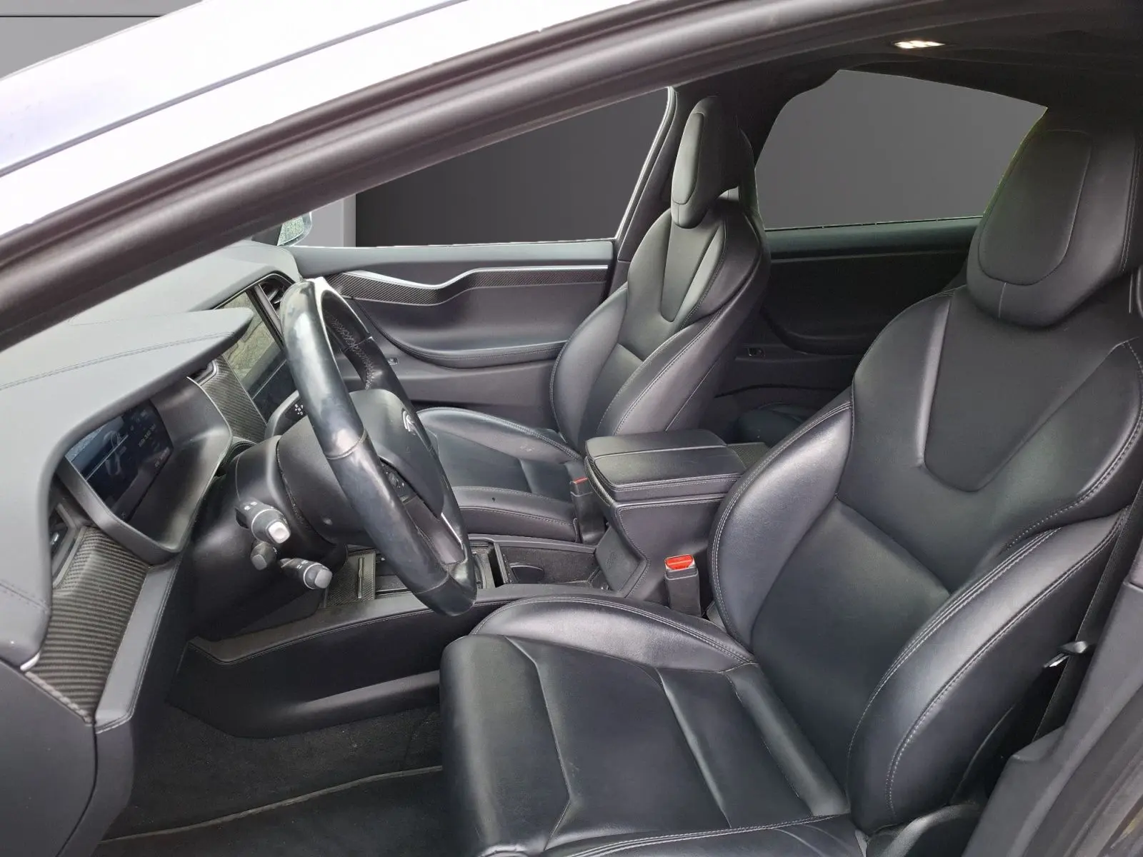 Vue intérieure côté conducteur du Tesla Model X 100D 2018, sièges en cuir noir et tableau de bord moderne.
