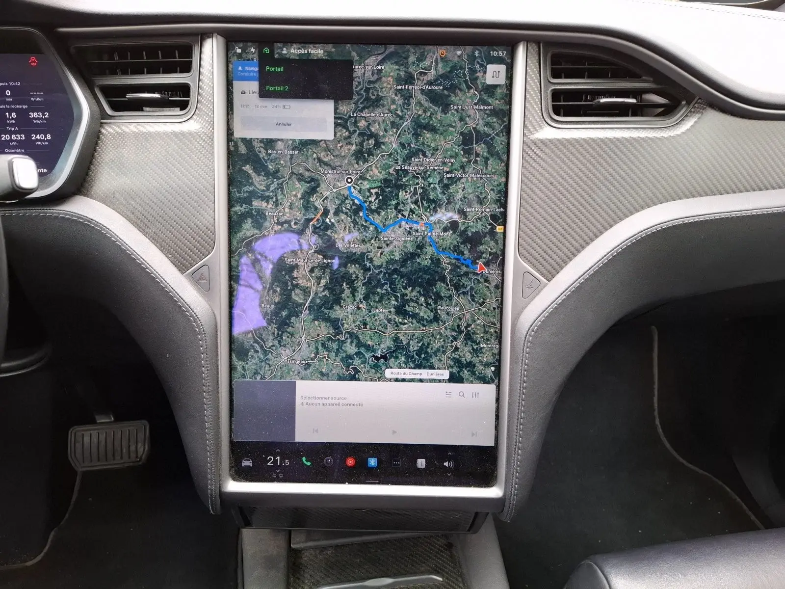 Vue rapprochée de l’écran tactile central du Tesla Model X 100D gris foncé, affichant la navigation GPS en intérieur.