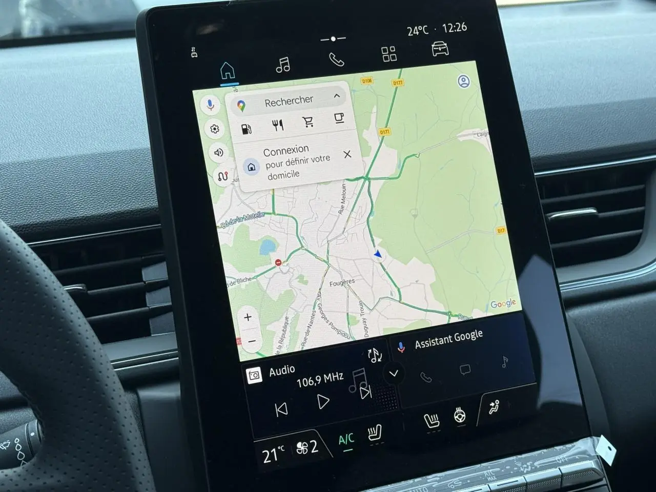 Vue rapprochée de l’écran tactile central du Renault Captur 2026 affichant la navigation Google Maps et les commandes multimédia.