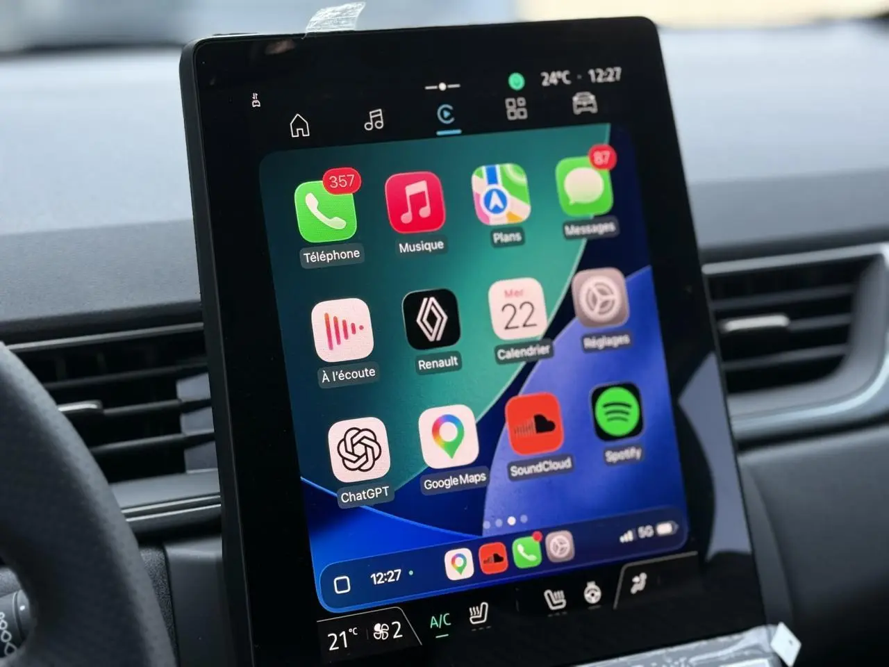 Vue rapprochée de l’écran tactile central du Renault Captur gris Cassiopée affichant les applications connectées.