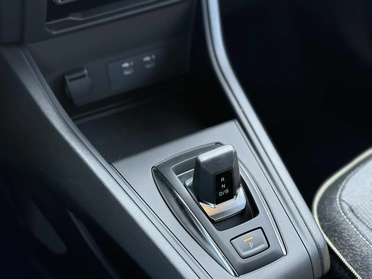 Le levier de vitesses automatique noir du Renault Captur 2026 en gros plan sur la console centrale.