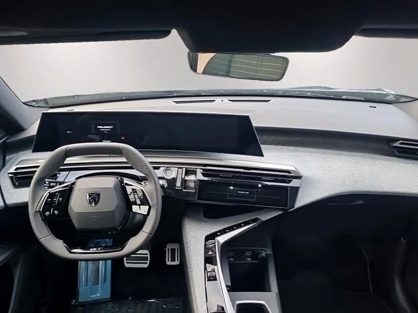 Vue intérieure avant du Peugeot 5008 Hybrid 145 GT noir, avec volant multifonction et grand écran tactile horizontal.