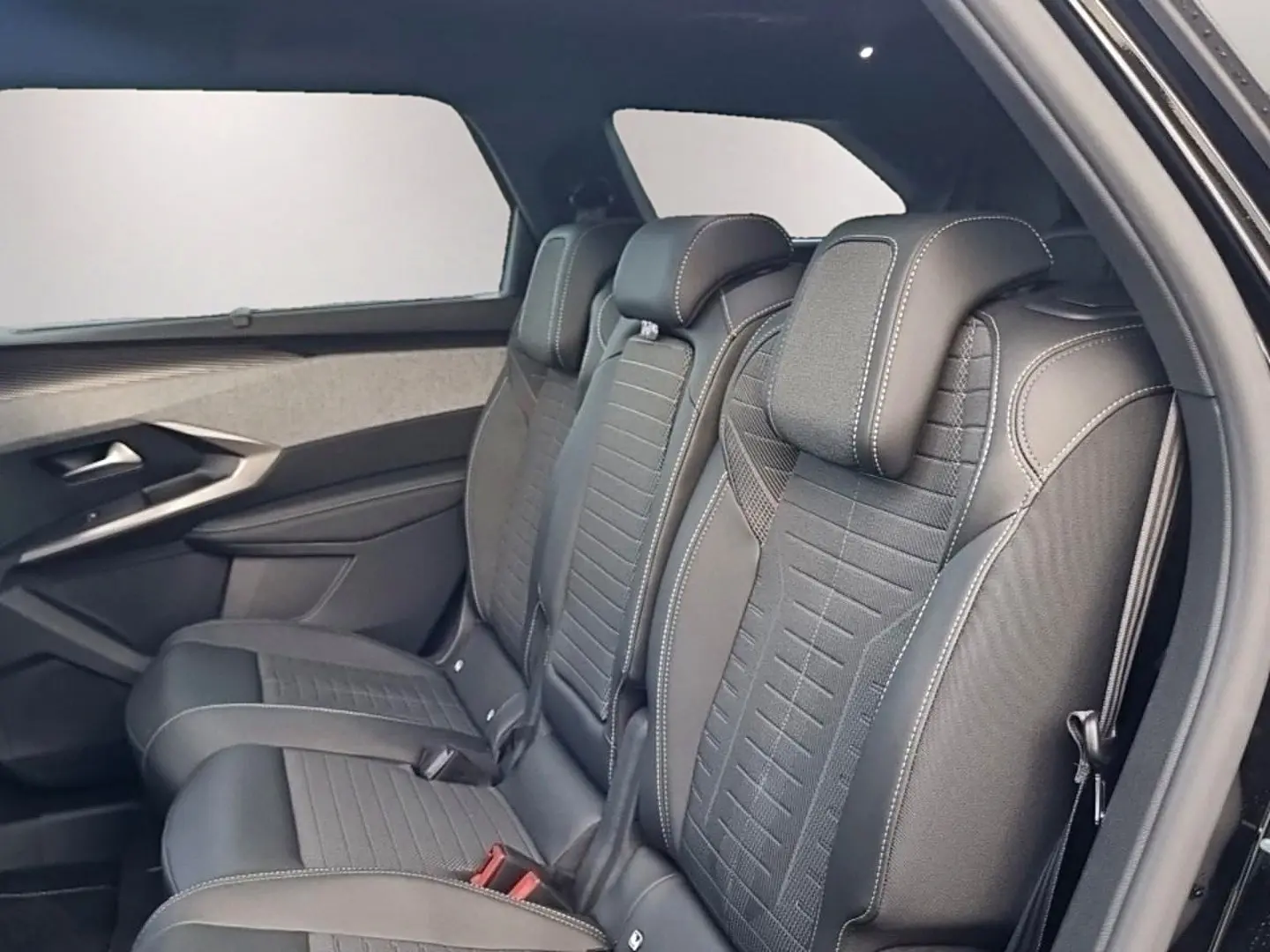 Vue latérale droite des sièges arrière en cuir noir avec surpiqûres blanches du Peugeot 5008 Hybrid 145 GT 2026.