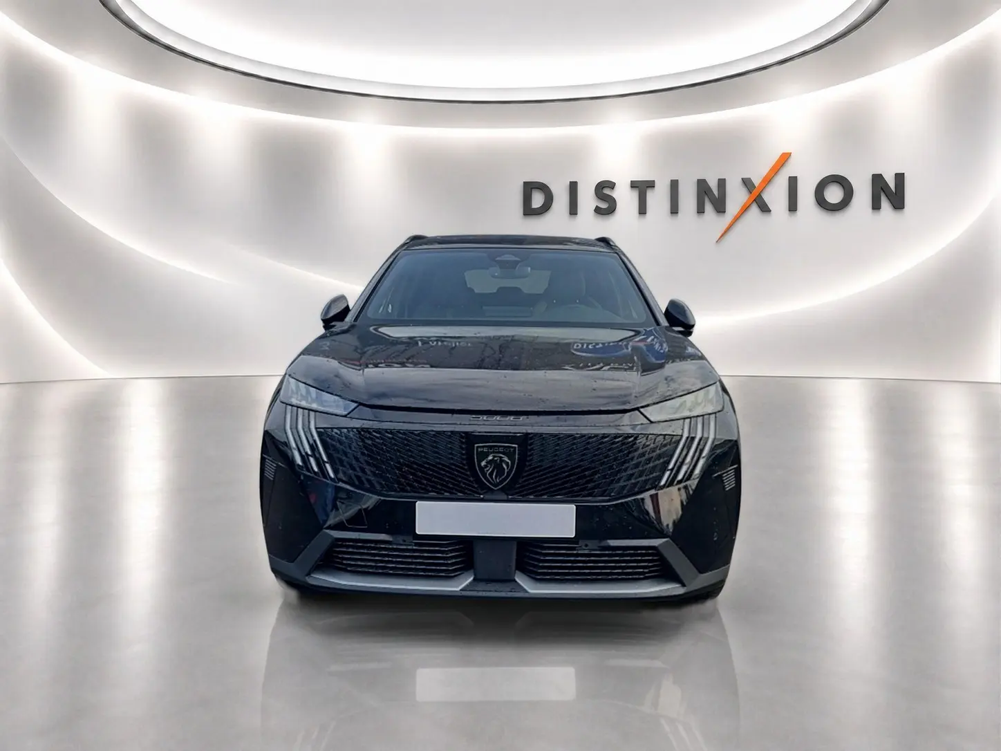 Vue de face du Peugeot 5008 Hybrid 145 GT e-dcs6 noir, avec calandre distinctive et logo lion central.