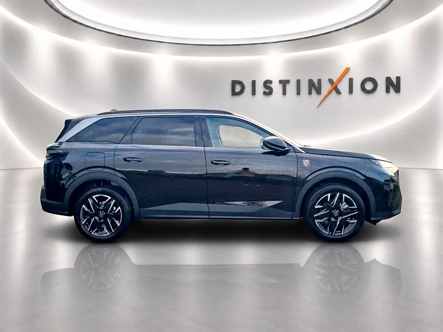 Profil droit du Peugeot 5008 Hybrid 145 GT e-DCS6 noir, avec jantes alu et vitres arrière surteintées.