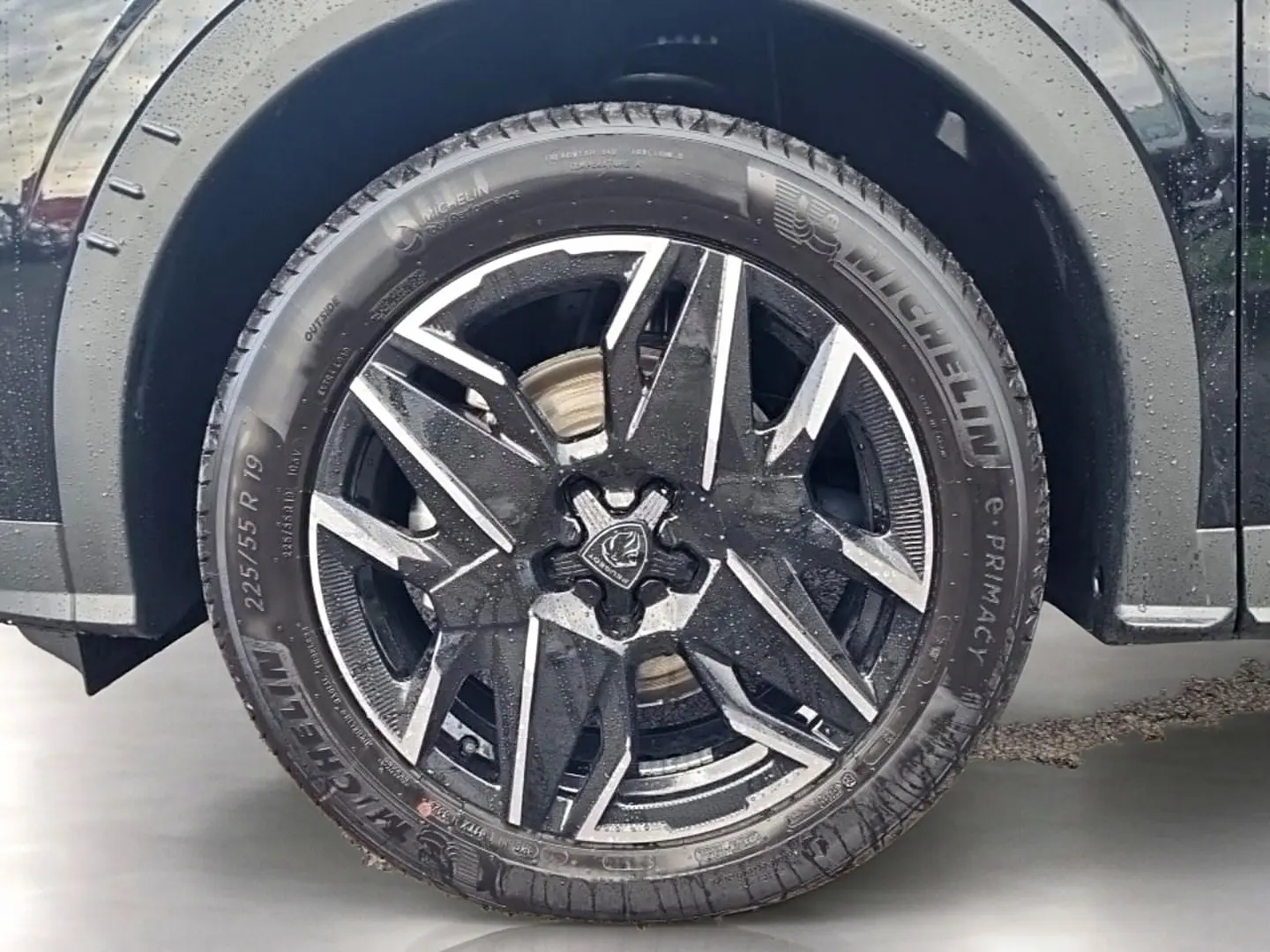 Gros plan sur la jante alu noire et argentée du côté gauche du Peugeot 5008 Hybrid 145 GT e-dcs6 noir.