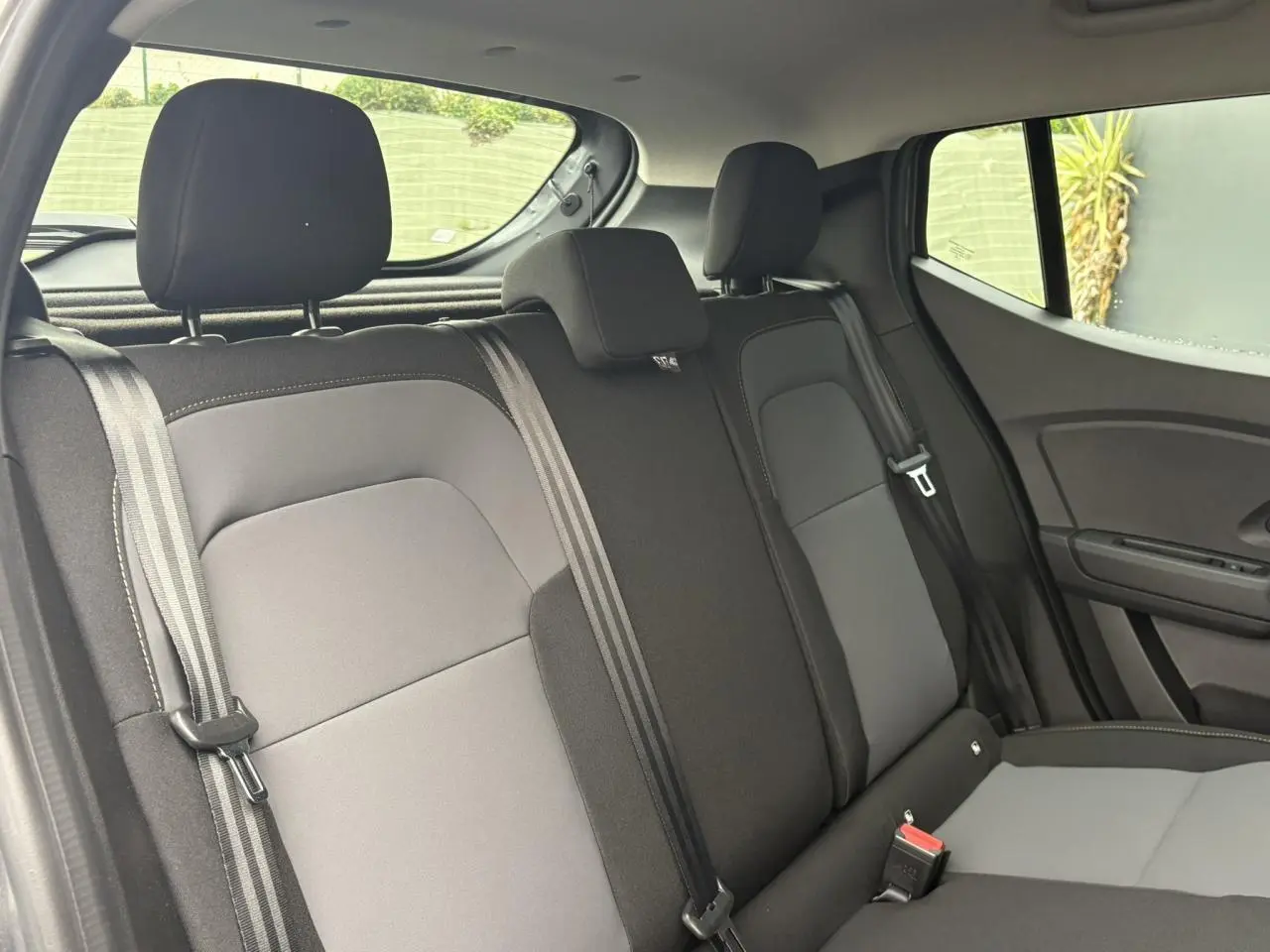 Vue intérieure de la banquette arrière grise et noire du Dacia Sandero Stepway 2025 côté droit.