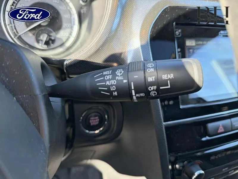 Gros plan sur la commande d'essuie-glace noire dans l'habitacle du Suzuki Vitara Galactic Gray 2022.