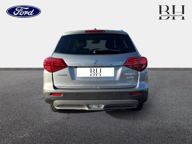 Vue arrière du Suzuki Vitara Galactic Gray métallisé, mettant en valeur ses feux arrière LED et son hayon compact.