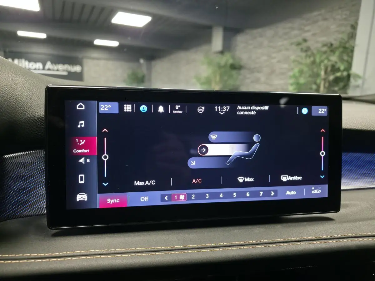 Écran tactile central affichant la climatisation du tableau de bord d'une Alfa Romeo Tonale bleu, vue intérieure frontale.