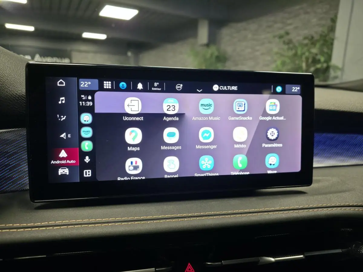 Écran tactile central affichant Android Auto dans l’habitacle d’une Alfa Romeo Tonale 2024 bleu.