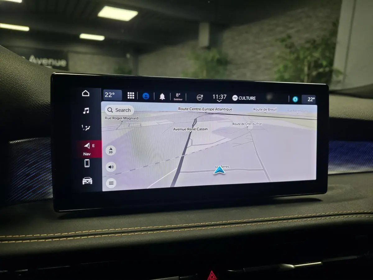 Écran tactile du système de navigation de l'Alfa Romeo Tonale 2024, affichant une carte en intérieur noir.