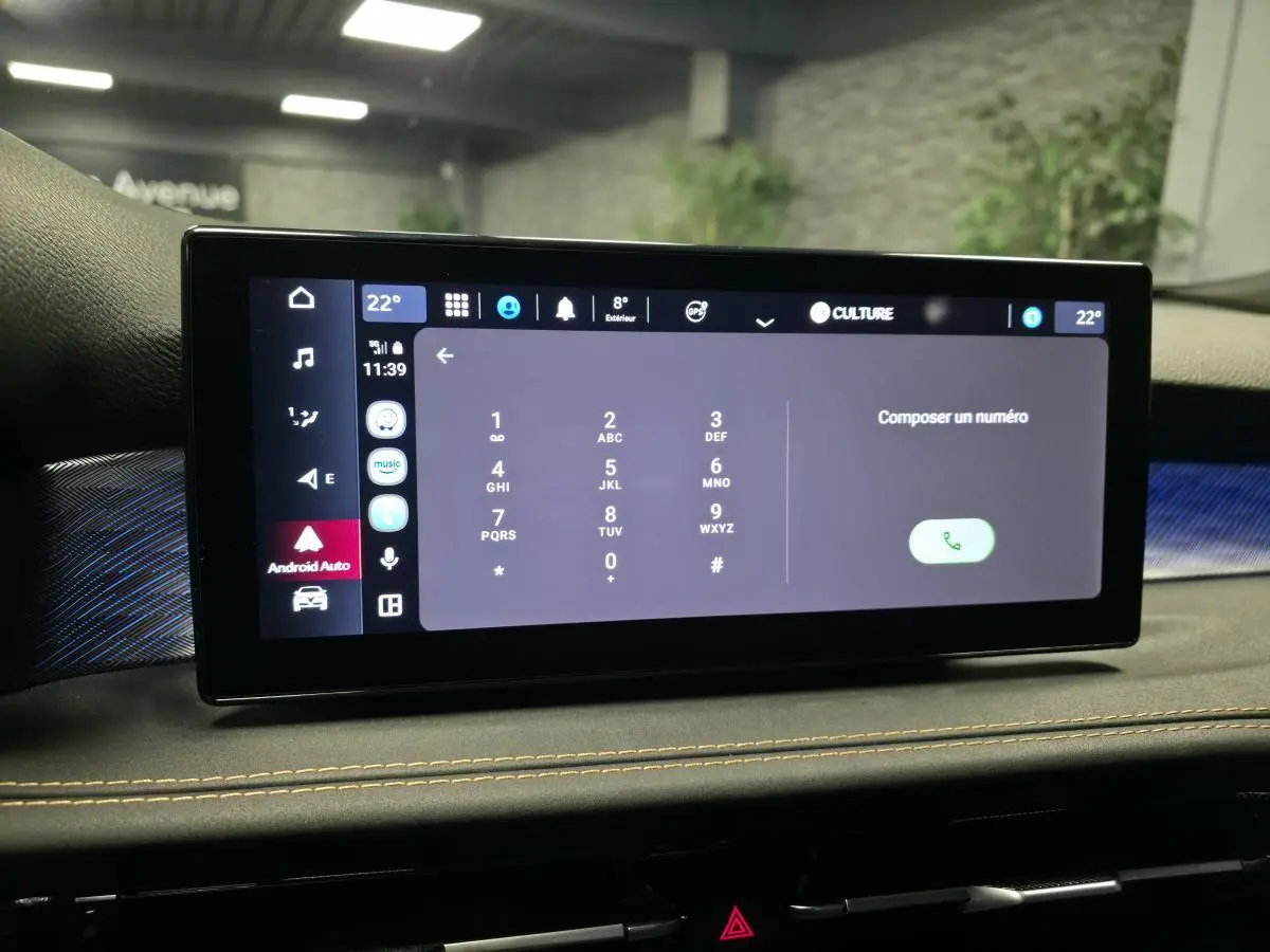 Écran tactile central du tableau de bord de l'Alfa Romeo Tonale 2024 affichant l'interface de composition d'appel.