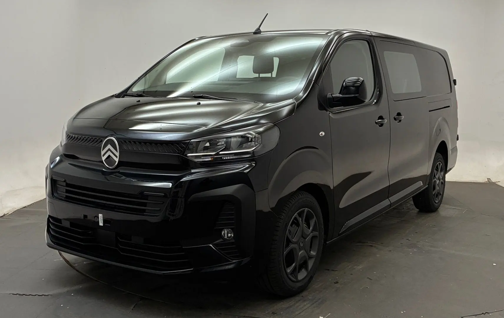Vue 3/4 avant droit d’un Citroën Jumpy Cabine Approfondie noir avec jantes tôle noires et bouclier avant lisse.