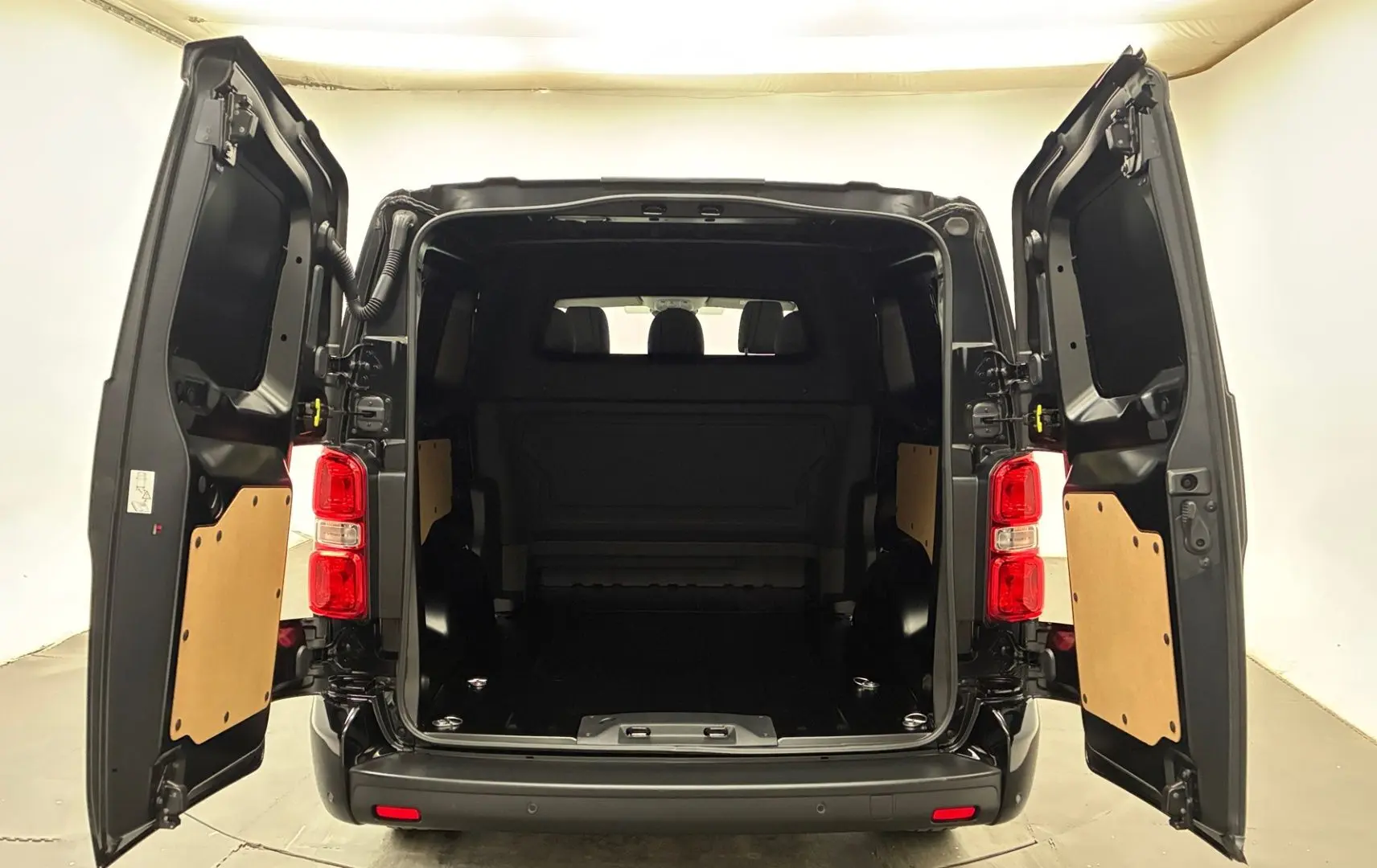 Vue arrière du Citroën Jumpy cabine approfondie noir avec portes ouvertes et espace de chargement vide.