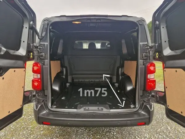 Vue arrière du Citroën Jumpy Cabine Approfondie noir 2025 avec portes ouvertes montrant l’espace de chargement de 1,75 mètre.