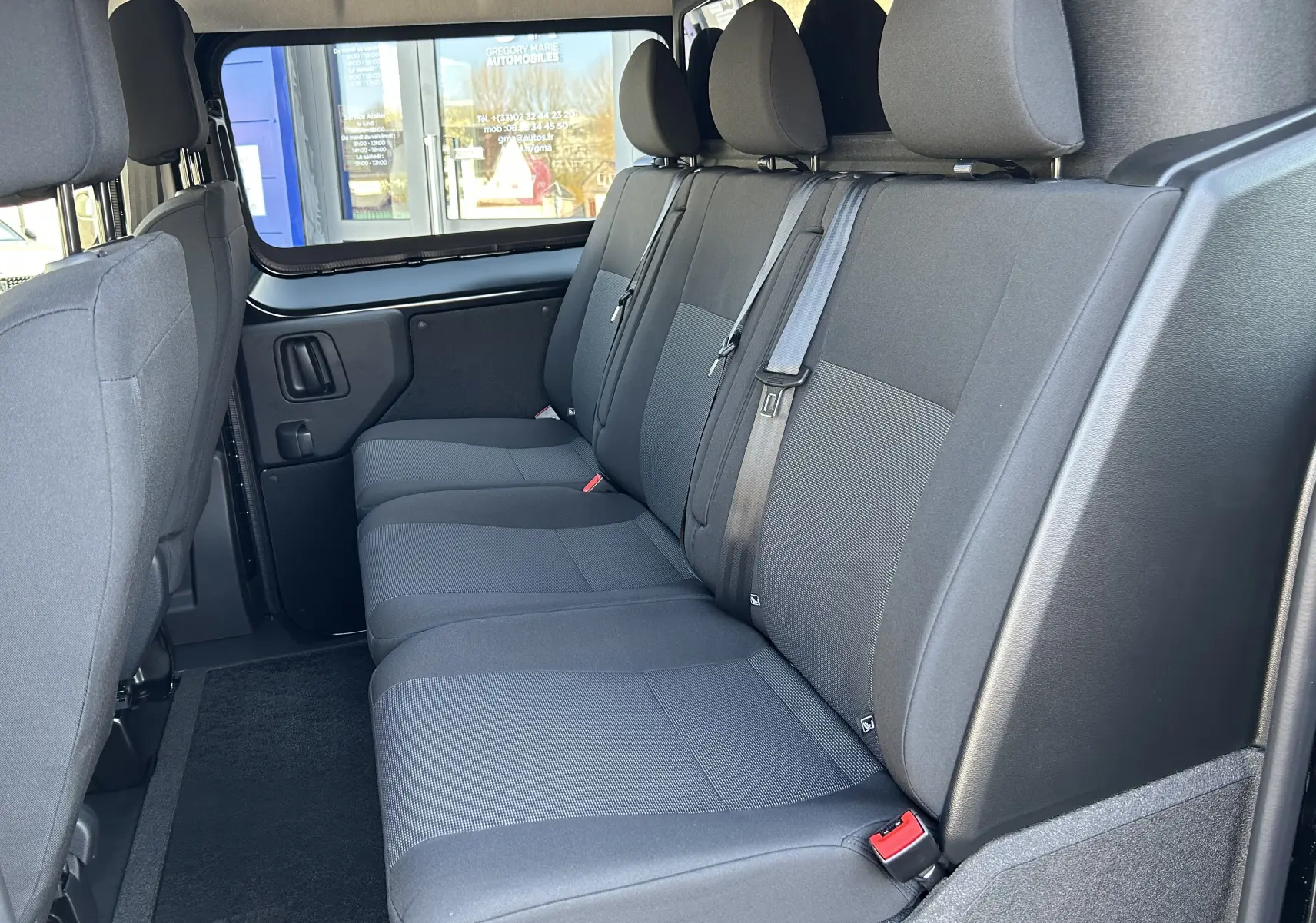 Vue intérieure côté droit des sièges arrière en tissu gris du Citroën Jumpy Cabine Approfondie noir 2025.