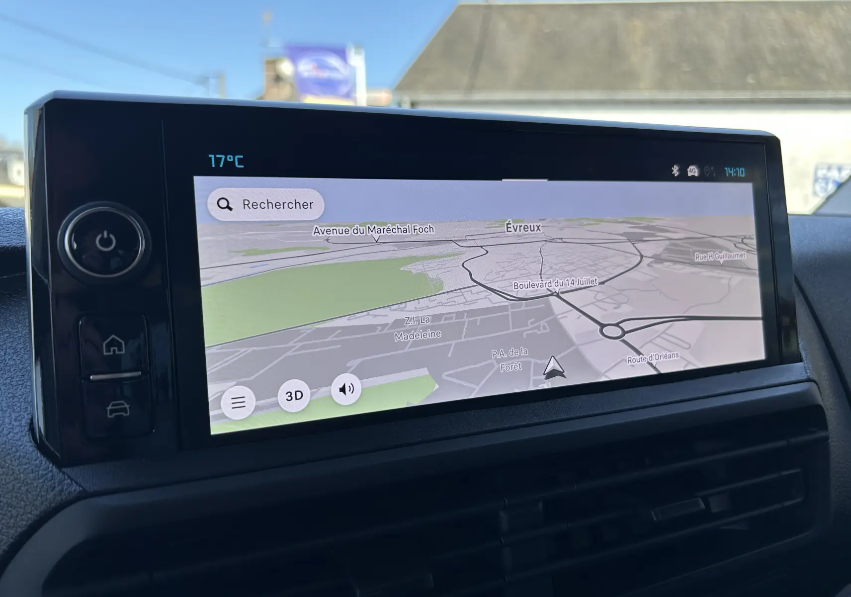 Écran tactile central du tableau de bord du Citroën Jumpy Cabine Approfondie 2025 affichant la navigation GPS.