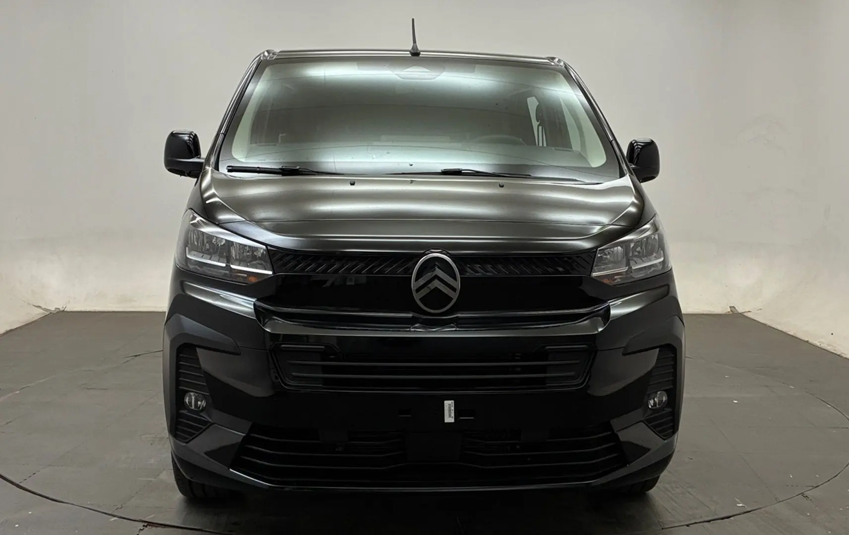 Vue frontale d’un Citroën Jumpy Cabine Approfondie noir, avec calandre noire brillante et phares modernes.