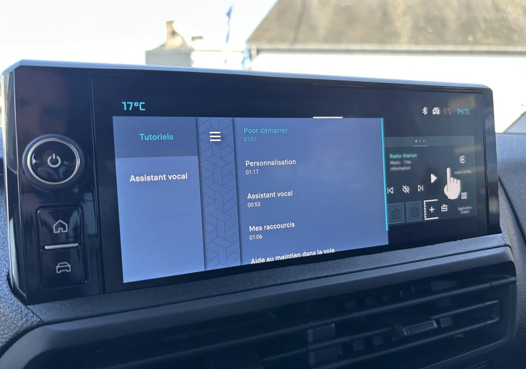 Écran tactile central du tableau de bord du Citroën Jumpy noir, affichant les options d’assistant vocal et tutoriels.