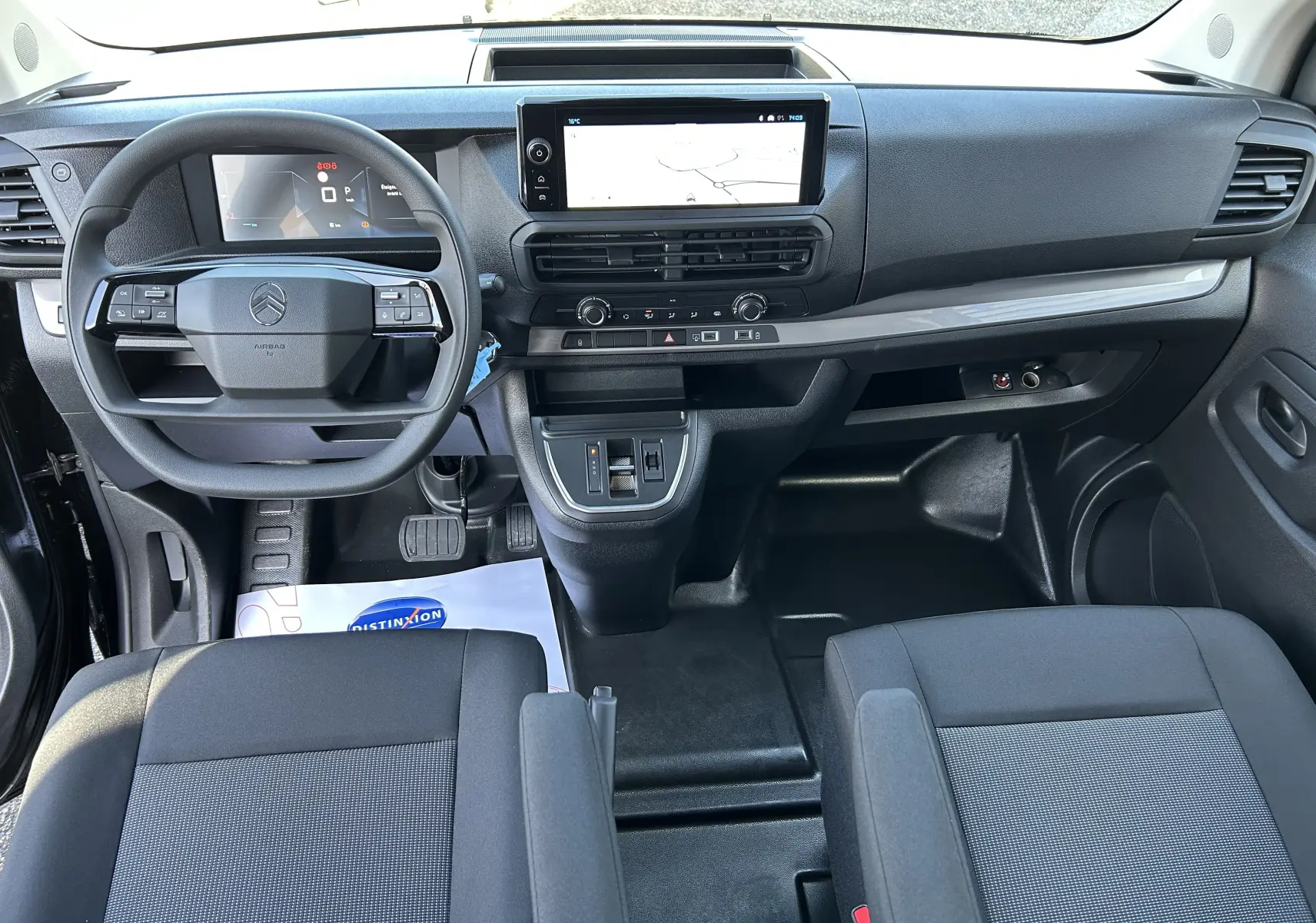 Vue intérieure avant du poste de conduite du Citroën Jumpy Cabine Approfondie noir avec tableau de bord moderne et écran tactile central.