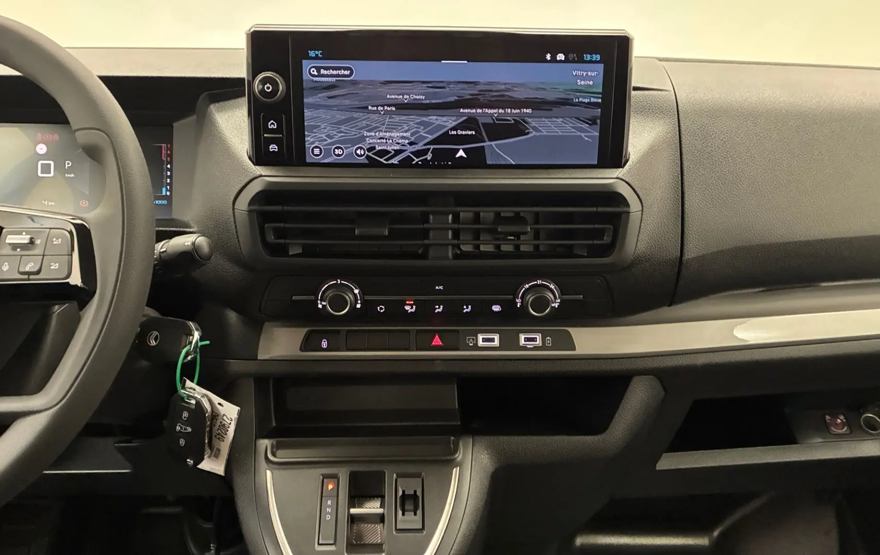 Vue intérieure du tableau de bord du Citroën Jumpy Cabine Approfondie 2025, avec écran tactile GPS et commandes centrales.