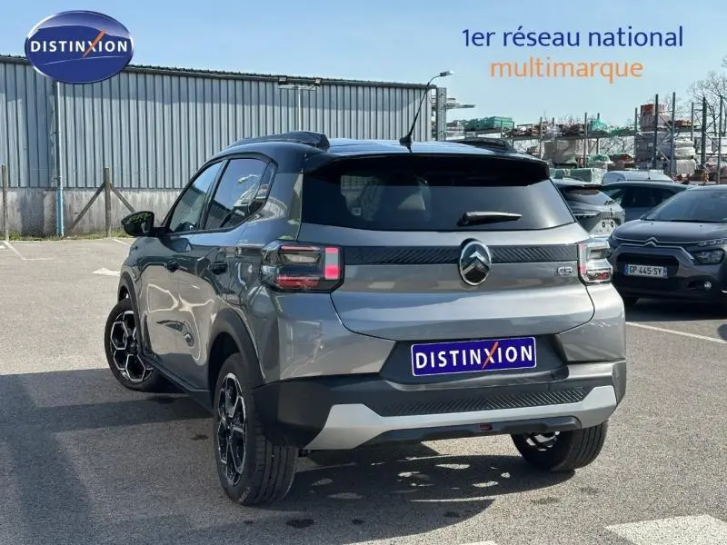 Vue 3/4 arrière droite d'une Citroën C3 1.2 Turbo 100ch MAX gris Mercury avec jantes noires et toit noir.