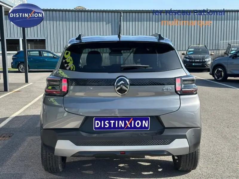 Vue arrière d'une Citroën C3 2025 gris Mercury avec feux LED et logo centré sur un parking extérieur.