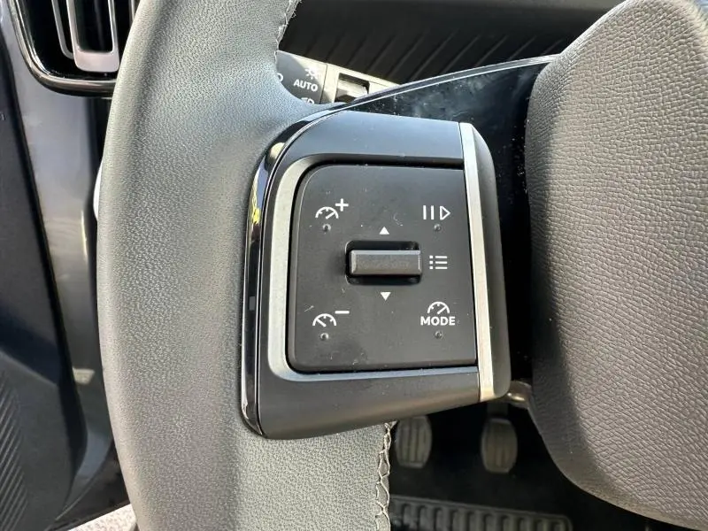 Gros plan sur les commandes de régulateur de vitesse au volant gris d’une Citroën C3 1.2 Turbo 100ch MAX 2025.