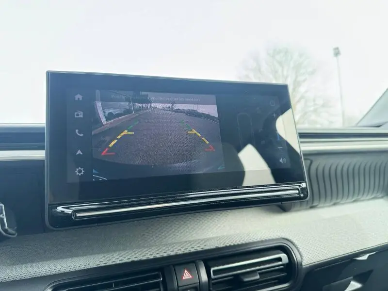 Écran central de la Citroën C3 2025 gris Mercury montrant la caméra de recul avec guidage coloré.