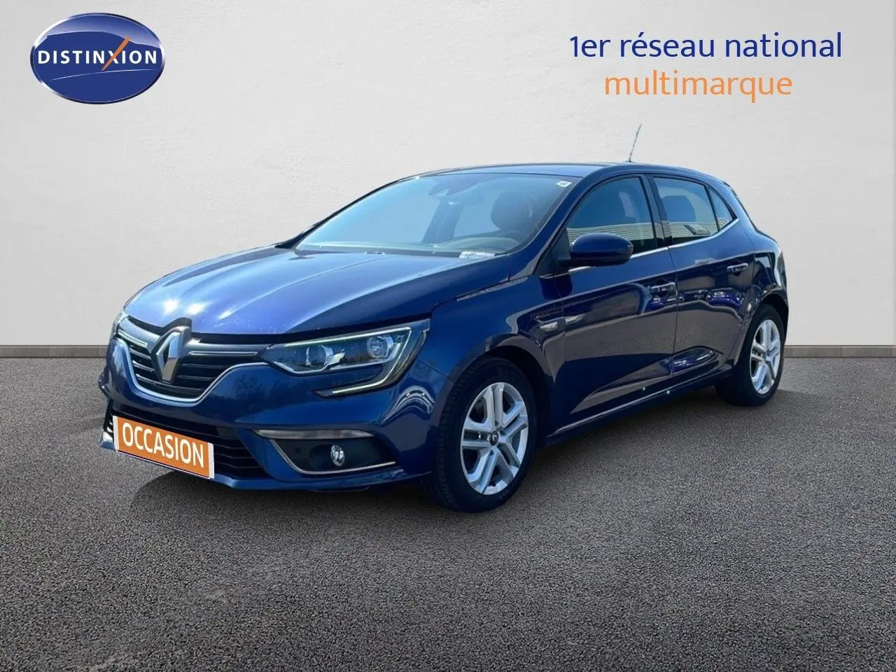 Renault Mégane bleu cosmos métal vue 3/4 avant droit, avec calandre et jantes alliage visibles.
