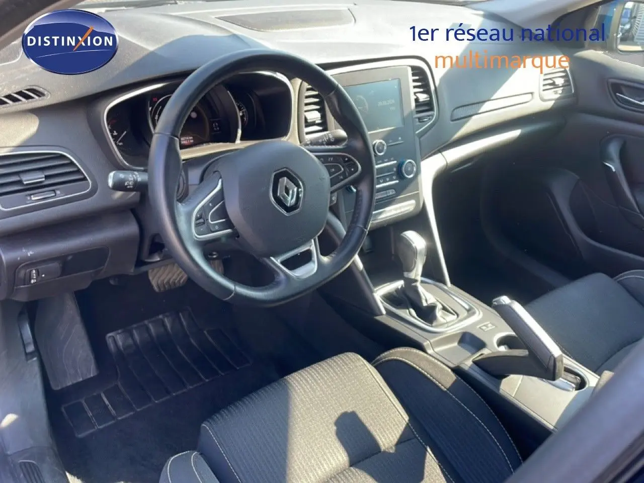 Vue intérieure côté conducteur de la Renault Mégane 1.3 TCE 140ch Business avec volant cuir et console centrale moderne.