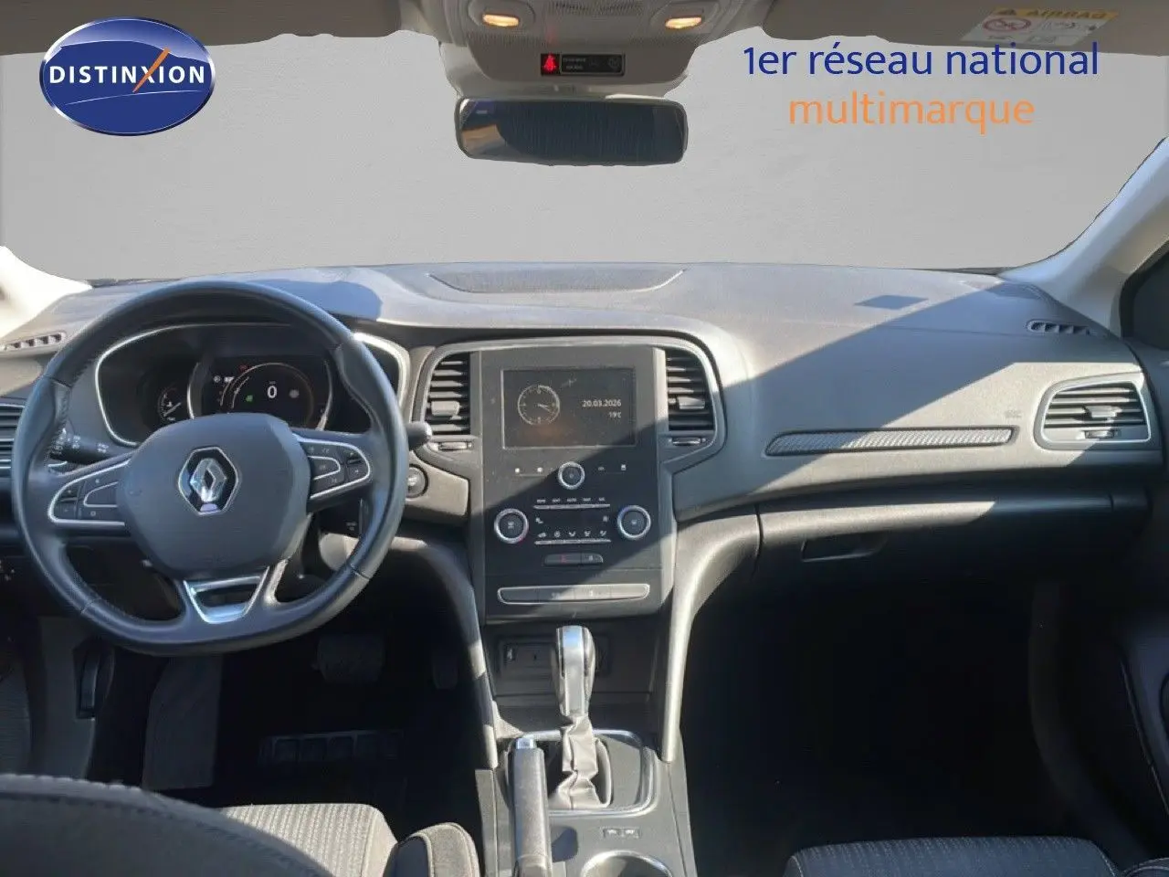 Vue intérieure avant de la Renault Mégane 2019, tableau de bord noir avec écran tactile et volant multifonction.