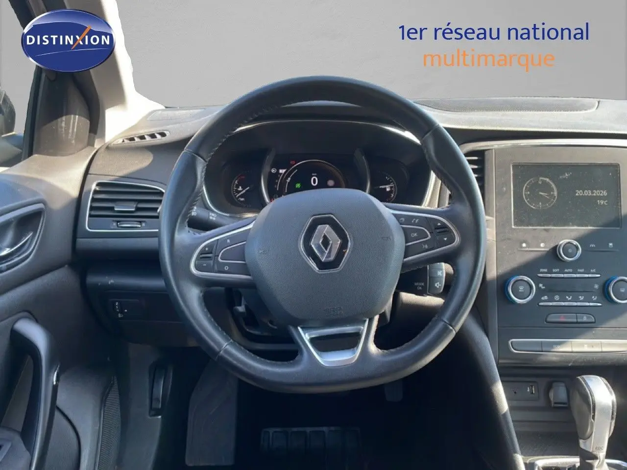 Vue intérieure centrée sur le volant cuir de la Renault Mégane 2019 avec tableau de bord et console centrale visibles.
