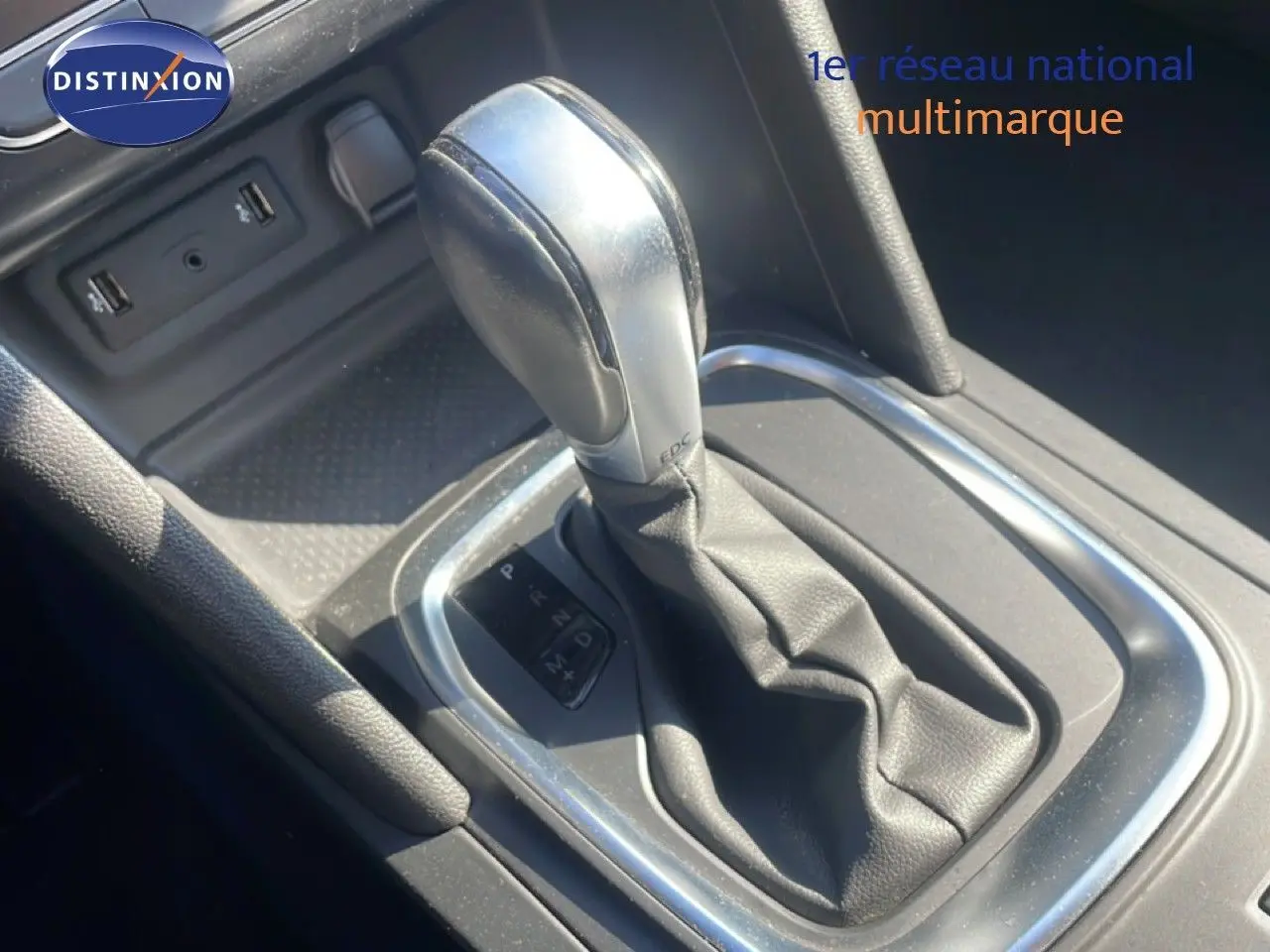 Le levier de vitesse automatique de la Renault Mégane 1.3 TCE 140ch, vue rapprochée de la console centrale.