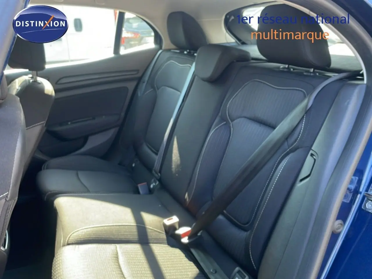 Vue intérieure côté droit des sièges arrière en tissu noir de la Renault Mégane bleu cosmos métal de 2019.
