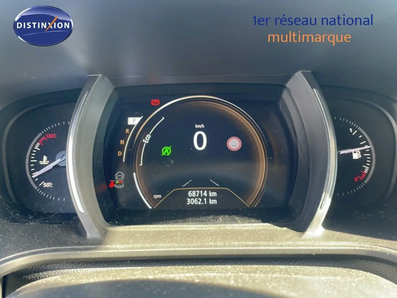 Tableau de bord numérique de Renault Mégane 2019, affichant 0 km/h et jauges de température et carburant.