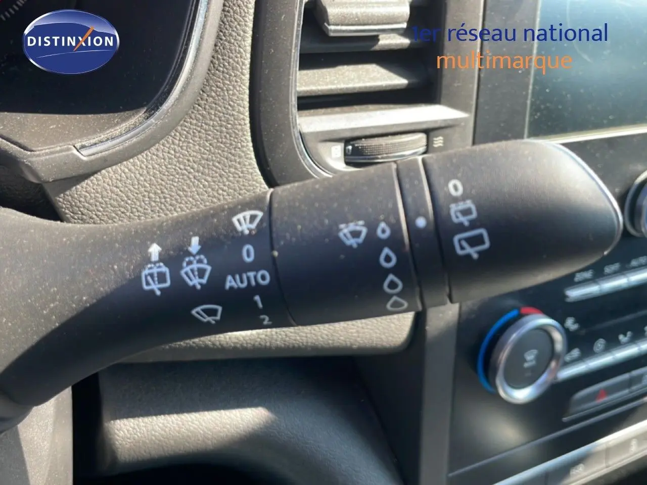 Gros plan sur la commande d’essuie-glace à gauche du tableau de bord d’une Renault Mégane bleu cosmos 2019.
