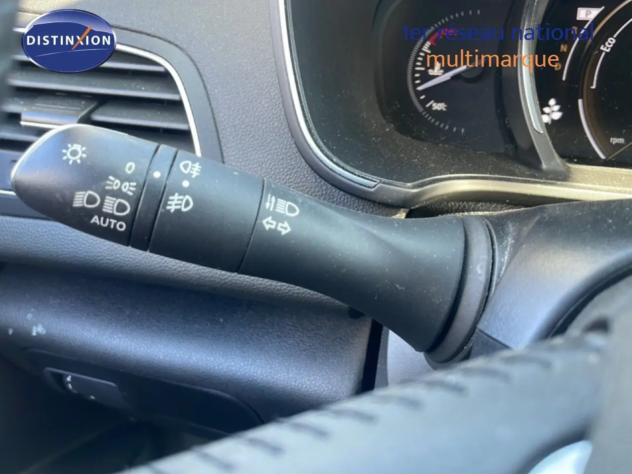 Gros plan sur la manette de commande des phares et clignotants du tableau de bord d'une Renault Mégane 2019.