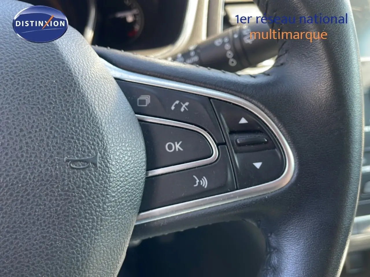 Gros plan sur les commandes multifonctions du volant en cuir noir de la Renault Mégane 2019, version Business.