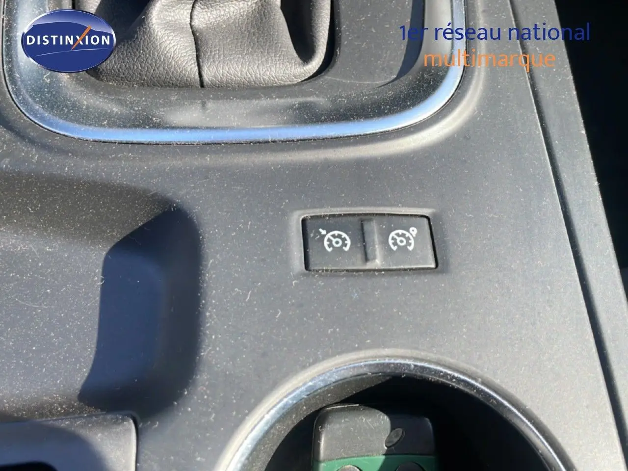 Gros plan sur la console centrale de la Renault Mégane 2019, montrant les boutons de régulateur de vitesse.