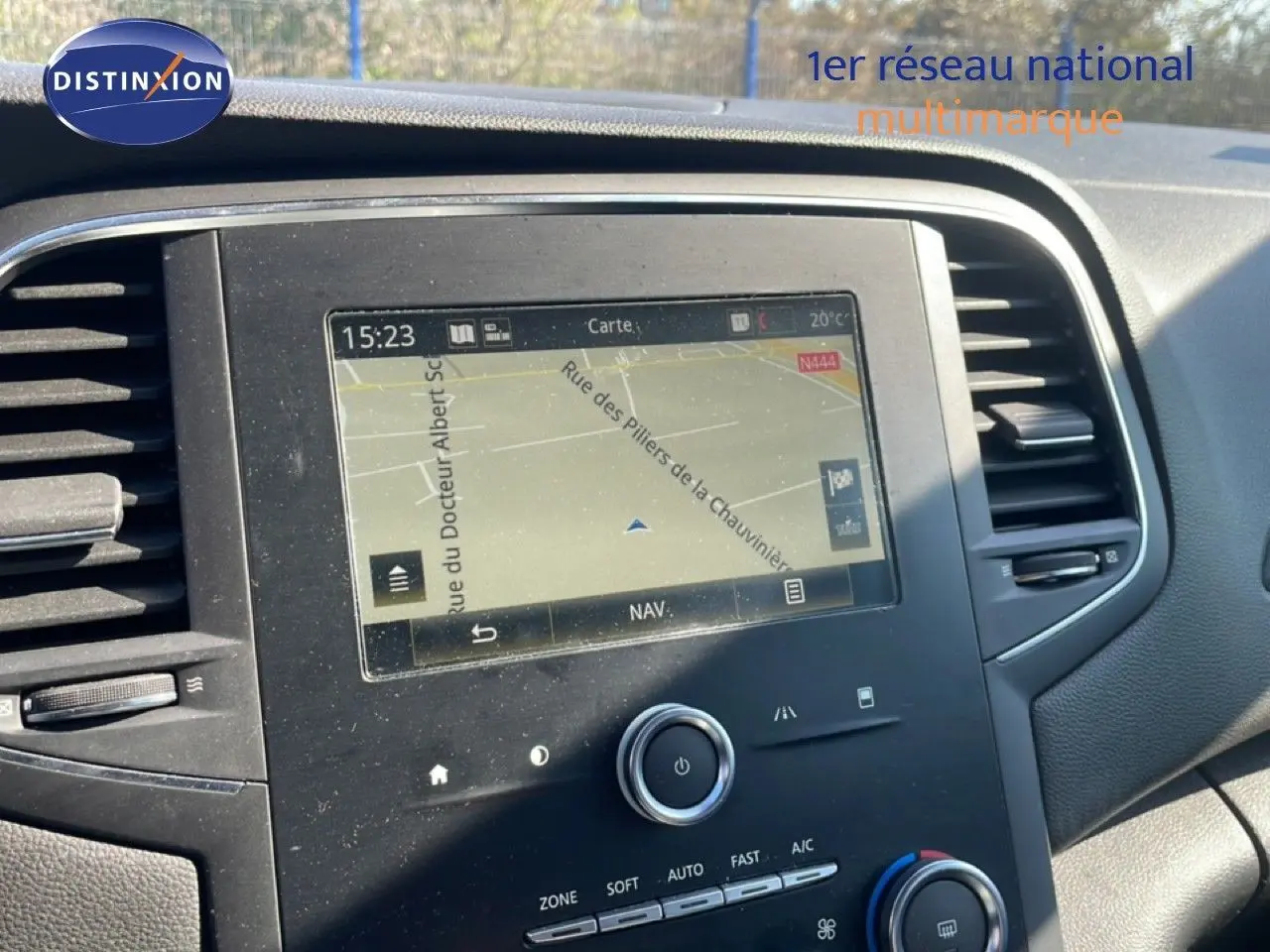 Vue intérieure centrée sur l’écran tactile du système de navigation de la Renault Mégane 1.3 TCE 140CH Business.
