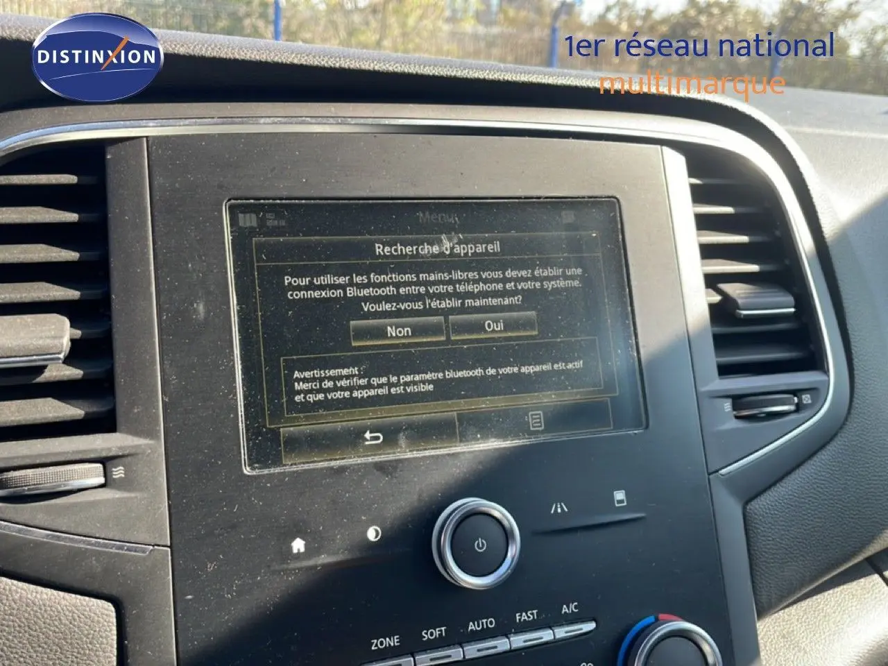 Vue rapprochée de l’écran tactile central et de la console de la Renault Mégane 2019, avec interface Bluetooth affichée.