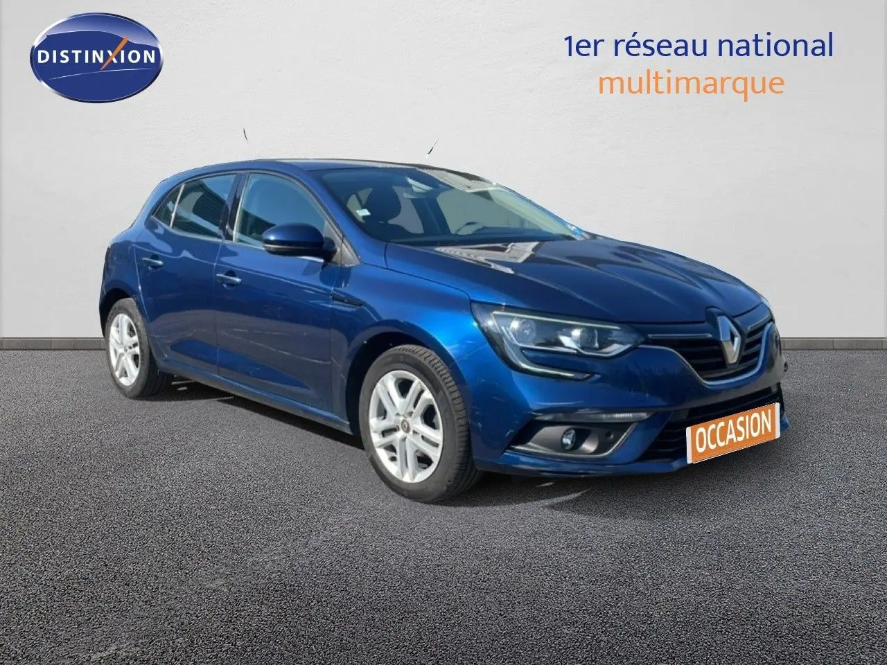 Renault Mégane bleu cosmos métal vue 3/4 avant droit, avec calandre et phares LED distinctifs.