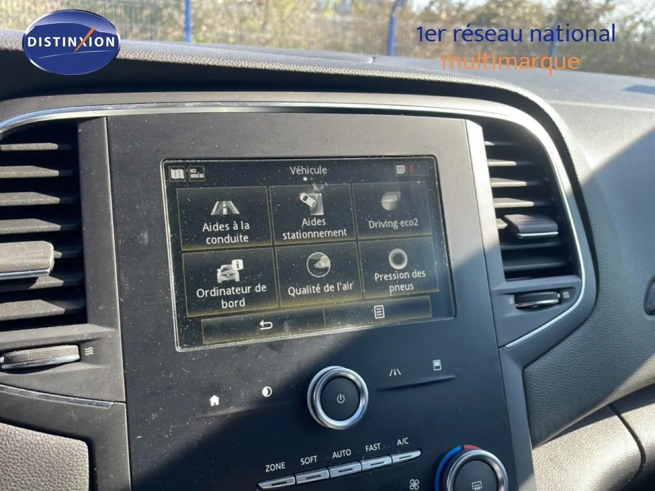 Tableau de bord de Renault Mégane 2019 avec écran tactile central affichant les aides à la conduite, vue intérieure.