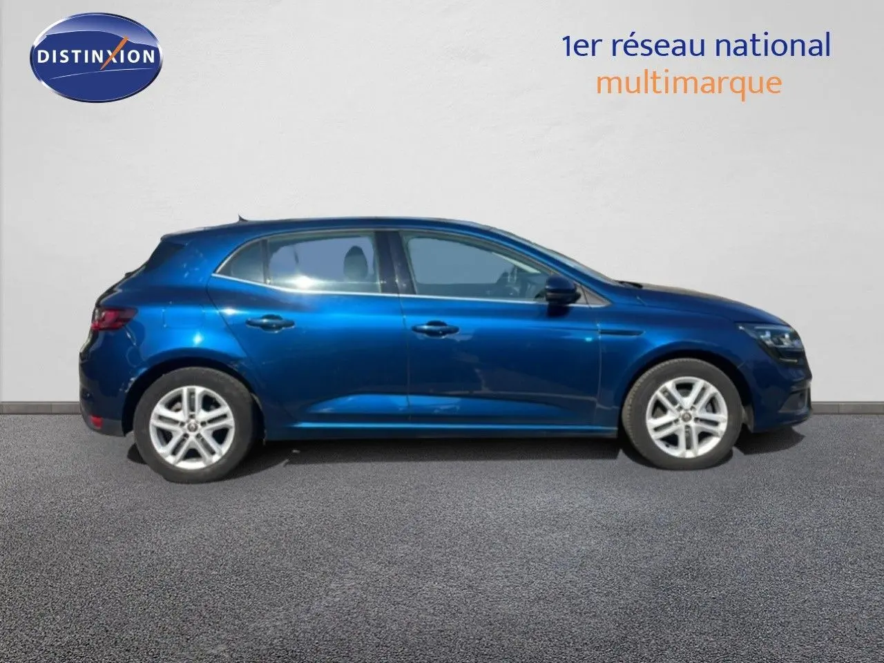 Profil côté gauche d'une Renault Mégane bleu cosmos métal de 2019, compacte et élégante avec jantes alliage.