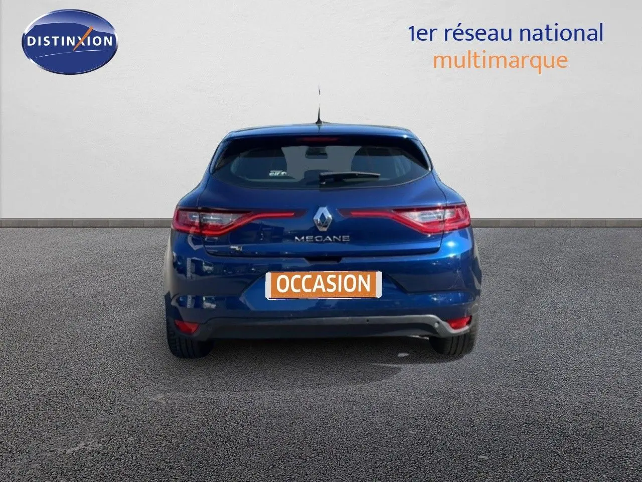 Vue arrière d'une Renault Mégane bleu cosmos métal de 2019 avec feux arrière LED et plaque "Occasion" visible.