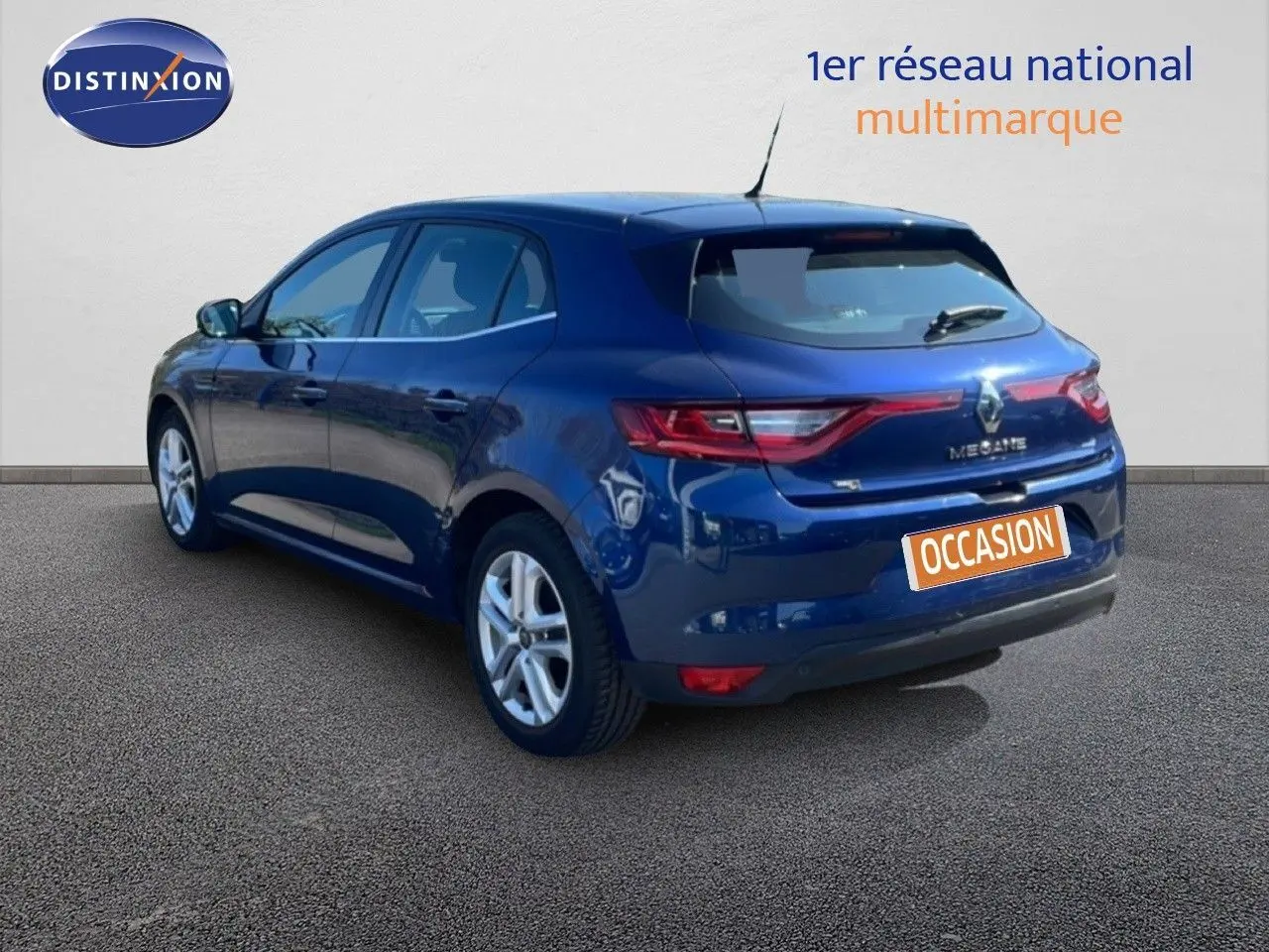Renault Mégane bleu cosmos métal vue 3/4 arrière droit, avec feux arrière LED et jantes alliage.