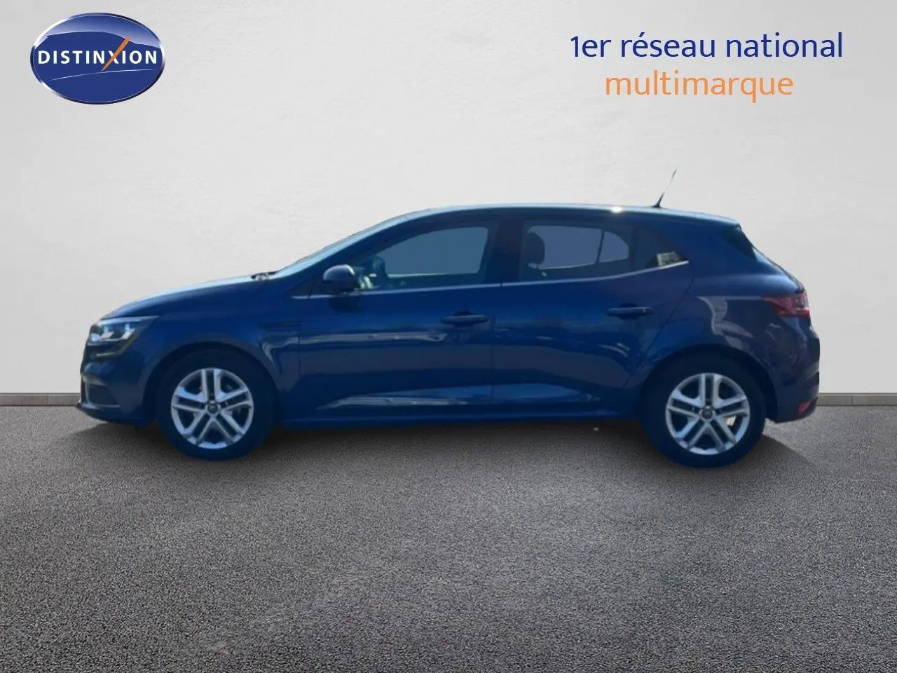 Profil droit d'une Renault Mégane 2019 bleu cosmos métal, compacte et élégante, sur fond neutre.