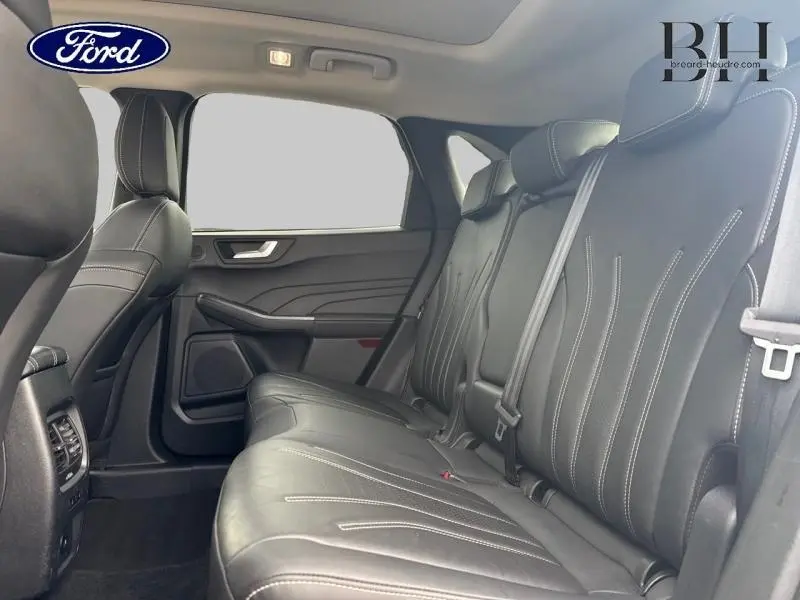 Vue intérieure côté droit montrant la banquette arrière en cuir noir du Ford Kuga Vignale 2023.